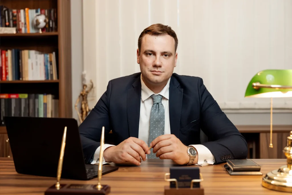 Advokat Luka Labus, osnivač Advokatske kancelarije Labus, u kancelariji u Novom Sadu